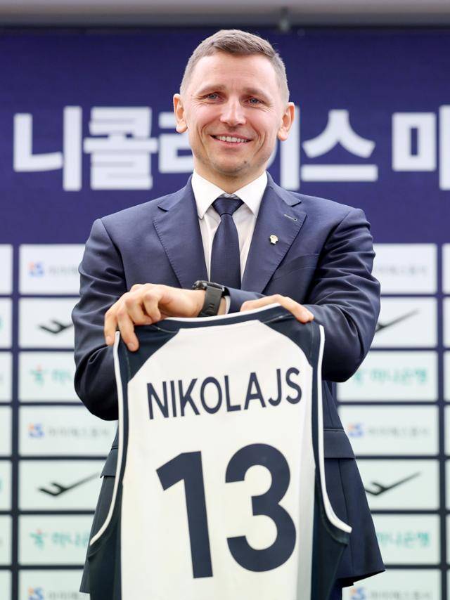 한국 남자 농구대표팀의 새 사령탑으로 선임 된 니콜라이스 마줄스 감독이 16일 서울 중구 한국프레스센터에서 열린 취임 기자회견에서 유니폼을 들고 기념촬영을 하고 있다. 뉴시스