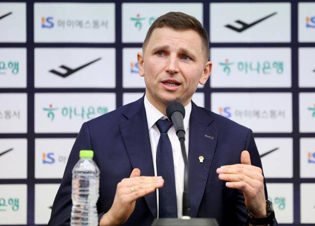 니콜라이스 마줄스 한국 농구대표팀 감독이 올림픽 출전이라는 목표를 달성하기 위해서는 선수단의 헌신과 책임감이 중요하다고 강조하고 있다. 뉴시스
