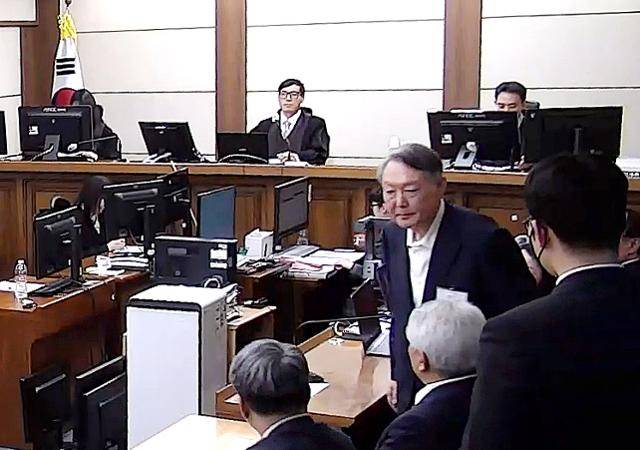 윤석열 전 대통령이 16일 서초구 서울중앙지방법원에서 열린 특수공무집행방해, 범인도피교사, 직권남용 권리행사방해 혐의 등 사건에 대한 1심 선고 공판에서 징역 5년을 선고받은 뒤 법정을 나서고 있다. 서울중앙지법 제공