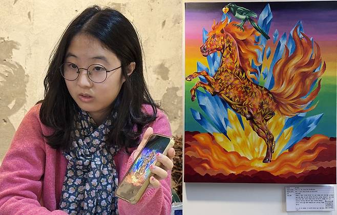 이번 출품작에 대해 설명하는 권라빈 작가와 그의 작품./사진=러쉬 촬영, 한젬마 예술감독 제공