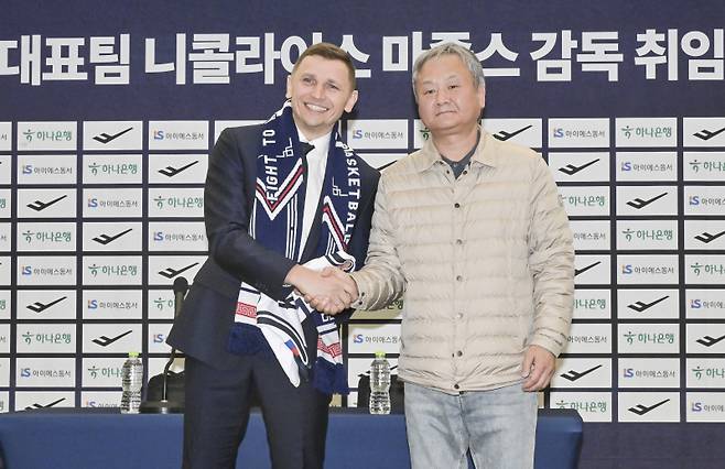 16일 오전 한국프레스센터 기자회견장에서 열린 '남자농구 국가대표팀 니콜라이스 마줄스 감독 취임' 공식 기자회견에서 니콜라이스 마줄스 감독이 유재학 대한민국농구협회 경기력향상위원회 위원장과 유니폼 전달식 후 기념촬영을 하고 있다. 사진=대한민국농구협회
