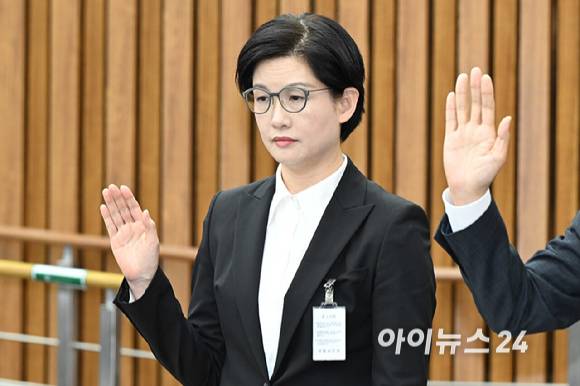 조주연 홈플러스 공동대표가 지난해 3월 서울 여의도 국회에서 열린 정무위원회 '홈플러스·MBK 파트너스 및 삼부토건'에 대한 긴급 현안질의에 증인으로 출석해 증인선서를 하고 있다. [사진=아이뉴스24 DB]