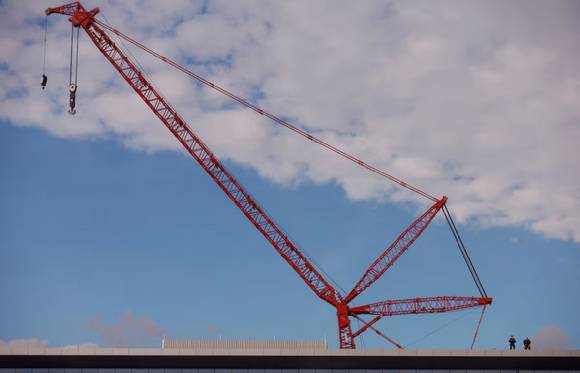 미국 비밀경호국 요원들이 세계 최대급 건설용 크레인이 서 있는 TSMC 건물 옥상에서, 조 바이든 당시 미국 대통령의 TSMC 방문 후 출발을 기다리고 있다. 2022.12.06 [사진=로이터 캡처]