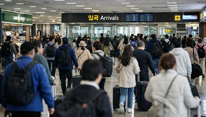 제주국제공항 도착장으로 관광객들이 몰리는 이미지. 항공 접근성 개선과 노선 확대 속에 유입은 회복됐지만, 소비가 지역 안에서 얼마나 남고 순환되는지는 여전히 과제로 남아 있다.