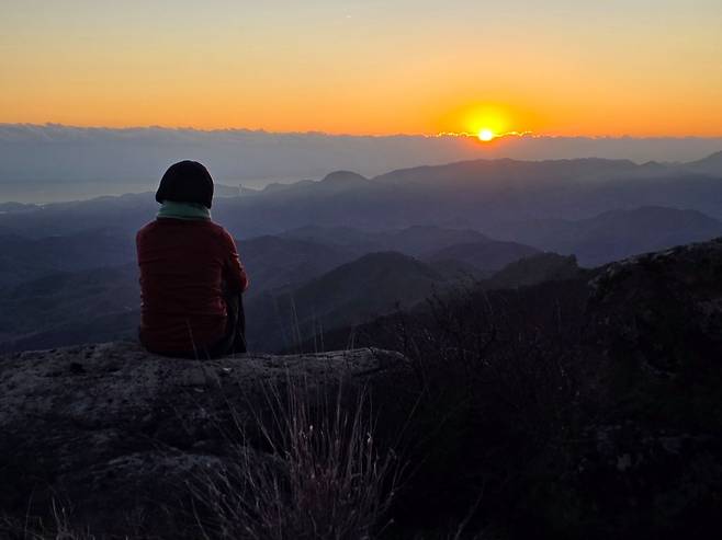 강원도 쉰움산 오십정에서 본 일출. 바다가 절반, 산이 절반쯤 펼쳐진다. 따뜻한 해를 보며 새해 소망을 빌었다. 오십정은 예부터 하늘에 제사를 올리던 장소다. 오십정에서 일출을 만나려면 해 뜨는 시각 2시간 전 두타산 천은사에서 출발하면 된다.