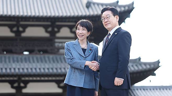 이재명 대통령과 다카이치 사나에 일본 총리가 지난 14일 일본 나라현 대표 문화유적지인 호류지(법륭사)에서 기념촬영을 하고 있다. 연합뉴스