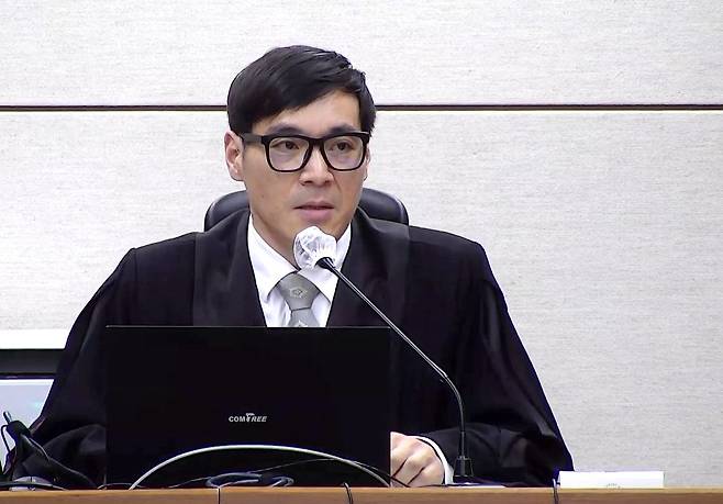 서울중앙지법 형사합의35부 재판장 백대현 부장판사가 16일 서울 서초구 서울중앙지법에서 열린 윤석열 전 대통령에 대한 특수공무집행방해 등 사건 1심 선고 공판에서 윤 대통령에게 징역 5년을 선고하고 있다. 사진 서울중앙지법