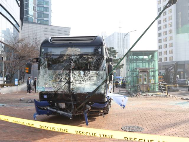 ▲ 16일 서울 서대문역 사거리에서 인도로 돌진 뒤 건물에 충돌한 버스가 견인되고 있다. 연합뉴스
