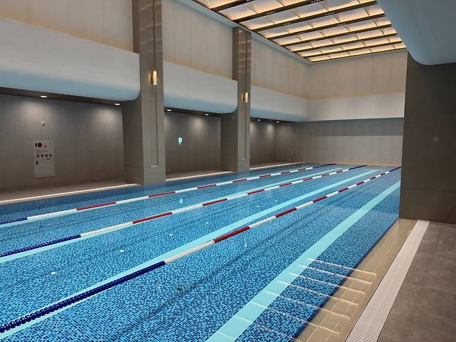 서울 송파구 신천동 '잠실 르엘' 수영장. 사진=롯데건설