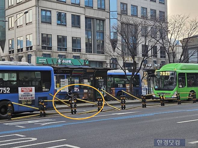 16일 오후 1시 15분경 서대문구 서대문역사거리에서 704번 시내버스가 가드레일을 들이받고 인도를 향해 돌진하는 교통사고가 발생한 곳에서 가드레일이 수습되지 않은 채 꺾여있다. /사진=박수빈 기자