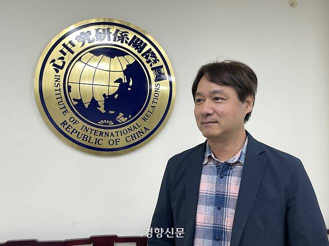 왕신셴 대만 국립정치대 교수 겸 국제관계연구센터 소장이 지난달 15일 타이베이의 대만 국립정치대에서 경향신문과 인터뷰하고 있다. 왕 소장은 “대만 정치사회의 모든 대립과 갈등은 ‘통일이냐 독립이냐’ 등 중국과의 관계로 수렴된다”면서 “중대한 도전 앞에서 중국에 관해 단결된 목소리를 내지 못하는 상황이 가장 우려스럽다”고 말했다. 타이베이/김유진 기자