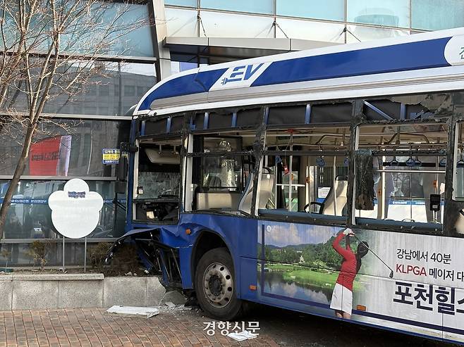 16일 오후 서울 서대문역 사거리 버스 돌진사고 현장.  강윤중 기자