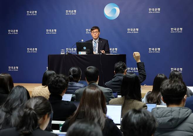 Rhee Chang-yong listens to a reporter’s question during a press briefing on the Monetary Policy Board’s rate decision at the Bank of Korea in Jung District, Seoul, on Jan. 15. [JOINT PRESS CORPS]