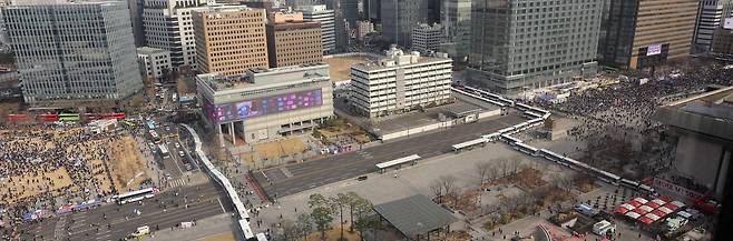 Police barricades separate rival rallies for and against impeachment near Gwanghwamun in central Seoul on March 15, 2025. Pro-impeachment demonstrators gathered to the left, while anti-impeachment rallies took place to the right. [JANG JIN-YOUNG]