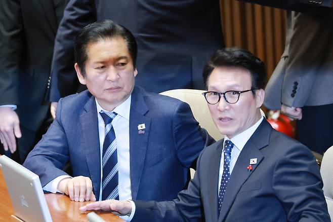 Democratic Party Rep. Jung Chung-rae, left, and Prime Minister Kim Min-seok are seen during a National Assembly plenary session at the National Assembly in Yeouido, western Seoul, on Jan. 16. [YONHAP]