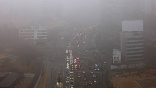 A street near Gyeongbok Palace in Jongno District, central Seoul, is seen clouded in smog as fine dust levels rose on Jan. 16. [NEWS1]