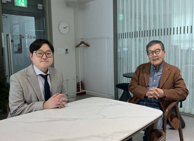 김동호(오른쪽) 에스겔선교회 대표와 김일환 우.리.가.본.교회 목사가 지난해 5월 서울 노원구의 에스겔선교회 사무실에서 ‘신앙은 가난을 극복할 수 있는가?’ 책 집필을 위해 대담하고 있다. 규장 제공