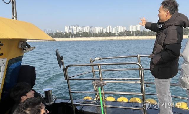 신 부회장이 배 위에서 참여자들에게 인천의 K-도심형 마리나 사업을 설명하고 있다. 노재영기자