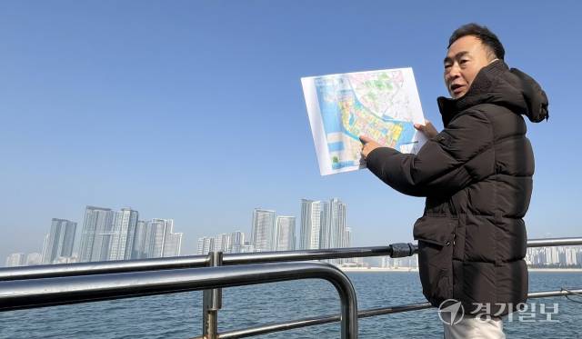 신중식 ㈔인천마리나협회 부회장이 16일 인천 연수구 송도10공구 앞바다에 들어서는 배 위에서 인천의 K-도심형 마리나 사업을 설명하고 있다. 노재영기자