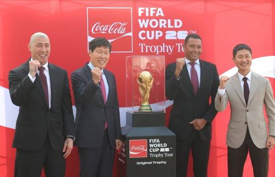 FIFA 월드컵 오리지널 트로피와 '파이팅!'. 사진[연합뉴스]