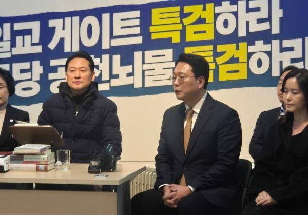 ▲16일 국회 로텐더홀에 설치된 장동혁 국민의힘 대표 단식농성장. 천하람 개혁신당 원내대표가 방문해 발언하고 있다. 사진=김예리 기자