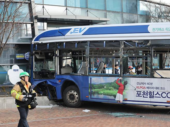 16일 서울 서대문역 사거리에서 버스가 인도로 돌진 뒤 건물에 충돌해 있다. 연합뉴스