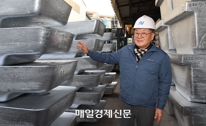 송동춘 풍전비철 회장이 인천 서구에 있는 풍전비철 본사에서 알루미늄 합금 잉곳(갈바륨)에 대해 설명하고 있다. [이승환 기자]