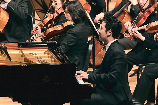 2026 예술의전당 신년음악회에서 연주하는 피아니스트 이효.  예술의전당