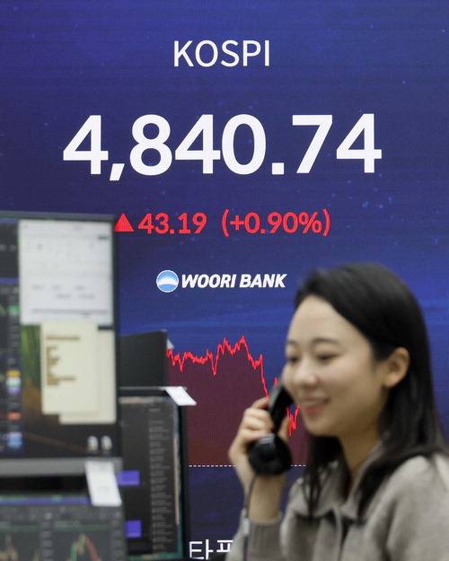 16일 코스피가 4840.74를 기록했다. 올 들어 단 하루도 쉬지 않고 상승하며 11거래일 연속 사상 최고치를 경신했다.  김호영 기자