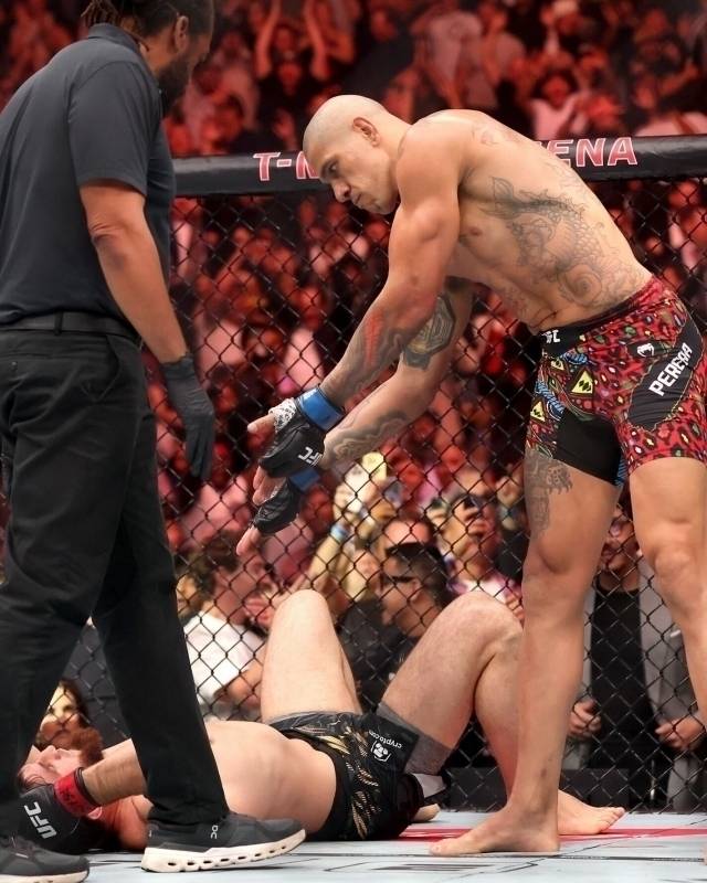 페레이라는 안칼라에프를 80초 만에 꺾고 라이트헤비급 챔피언 자리를 탈환했다. 사진=블리처리포트 SNS