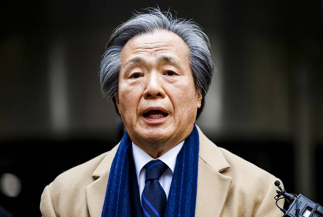 정기석 국민건강보험공단 이사장이 지난 15일 서울 서초구 서울고등법원에서 열린 국민건강보험공단의 KT&G, 한국필립모리스, BAT코리아를 상대로 낸 손해배상청구 소송 항소심 선고기일을 마친 뒤 나와 입장을 밝히고 있다. /사진= 뉴시스