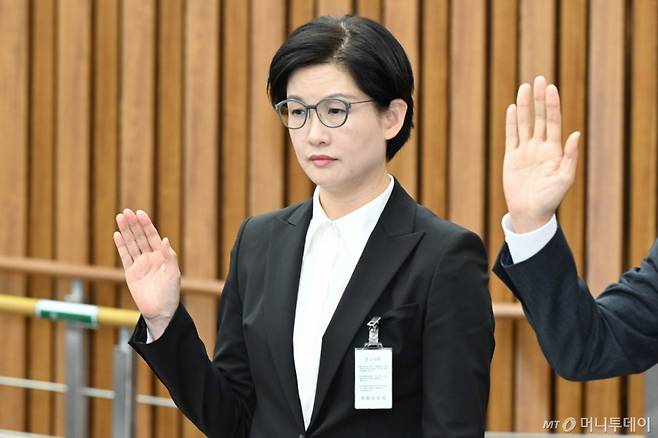 조주연 홈플러스 사장이 18일 오전 서울 여의도 국회에서 열린 정무위원회 '홈플러스·MBK 파트너스 및 삼부토건'에 대한 긴급 현안질의에 증인으로 출석해 선서를 하고 있다.(공동취재) 2025.3.18/뉴스1  Copyright (C) 뉴스1. All rights reserved. 무단 전재 및 재배포,  AI학습 이용 금지. /사진=(서울=뉴스1) 이재명 기자