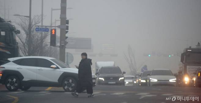 [전주=뉴시스] 김얼 기자 = 전북 지역 곳곳이 초미세먼지와 미세먼지 농도가 나쁨수준이 이어지고 있는 16일 전주시 온고을로에 쌓인 미세먼지로 도심이 뿌옇게 보이고 있다. 2026.01.16. pmkeul@newsis.com /사진=김얼