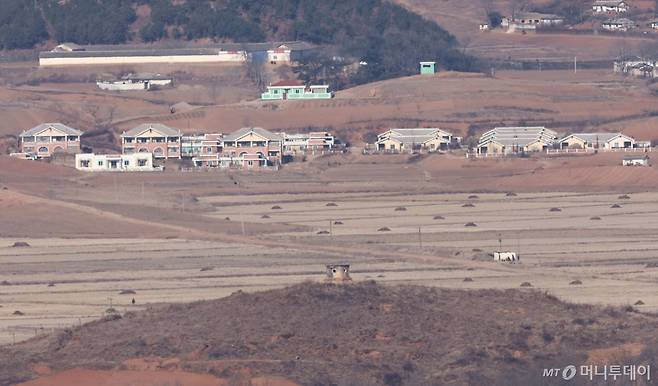 (파주=뉴스1) 김도우 기자 = 북한의 무인기 침투 주장과 관련해 김여정 북한 노동당 부부장은 11일 "무인기를 운용한 적이 없다"는 한국 국방부의 입장 발표를 유의하겠다고 밝히면서도, 군이든 민간이든 한국 영토에서 출발한 이상 국가의 주권 침해라며 한국 정부의 책임을 정면으로 제기했다.  한편, 청와대는 북한이 주장하고 있는 '한국발 무인기 침범 사건'과 관련해 "진상을 규명하고 결과를 신속하게 공개할 것"이라고 설명했다.  사진은 이날 경기 파주시 오두산통일전망대에서 바라본 북한 개풍군 마을 일대. 2026.1.11/뉴스1  Copyright (C) 뉴스1. All rights reserved. 무단 전재 및 재배포,  AI학습 이용 금지. /사진=(파주=뉴스1) 김도우 기자