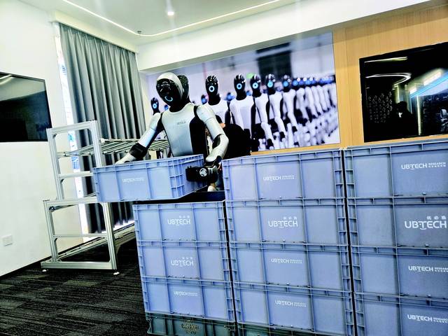지난 9일 중국 광둥성에 위치한 유비테크 본사에서 휴머노이드 로봇 ‘워커 S2’가 상자를 들어올리고 있다.