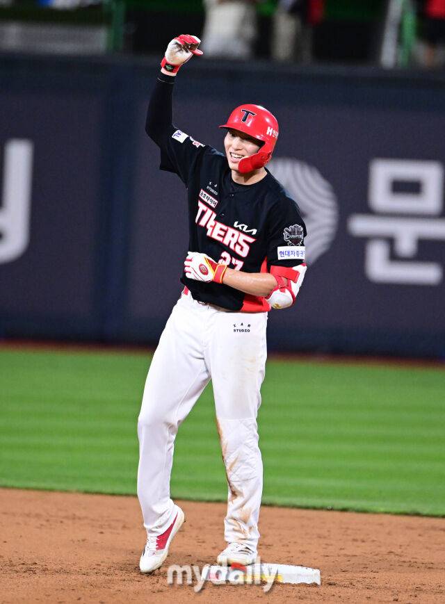 2025년 8월 29일 오후 경기도 수원KT위즈파크에서 열린 '2025 신한 SOL뱅크 KBO 리그' KIA 타이거즈와 KT 위즈의 경기 KIA 김호령이 6회초 2사 만루서 3타점 2루타를 친 뒤 기뻐하고 있다./마이데일리