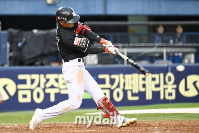 17일 서울 잠실야구장에서 열린 '2025 신한 SOL BANK KBO리그' KT 위즈와 LG 트윈스 더블헤더 1차전 경기. KT 박민석이 9회초 1사 1루에 안타를 치고 있다./마이데일리