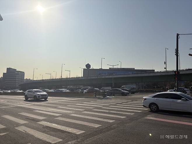 북한남삼거리 보도육교가 있던 도로의 모습. 현재는 횡단보도가 설치됐다. 정주원 기자