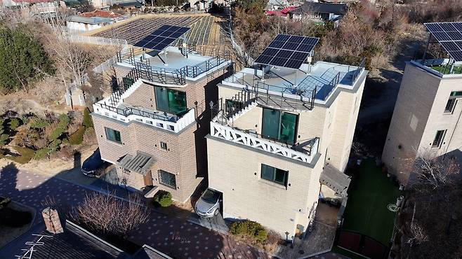 경기도 고양시 덕양구 효자동에 자리한 단독주택 두 채와 앞 도로가 최저입찰가격 7억원대에 경매시장에 나왔다. 이건욱 PD