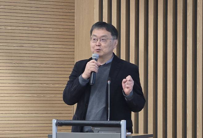 양진수 현대차그룹 HMG경영연구원 모빌리티산업연구실장(상무)이 16일 서울 서초동 자동차회관 그랜저볼룸에서 열린 한국자동차기자협회(KAJA) 신년 세미나에서 발표하고 있다. 권제인 기자