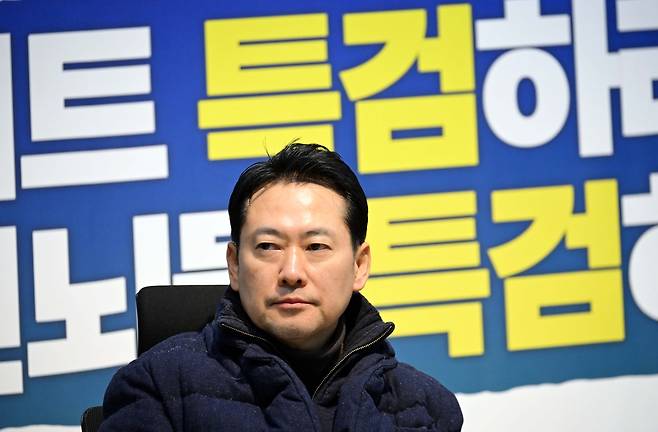 장동혁 국민의힘 대표가 16일 오전 국회 로텐더홀에서 ‘민주당의 공천 뇌물·통일교 게이트 특검 수용’ 촉구 이틀째 단식 농성을 하고 있다. 이상섭 기자