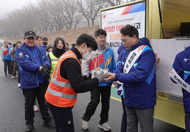 윤재승 CJ대한통운 오네(O-NE)본부장이 16일 오전 경기도 포천시 소재 서브터미널을 찾아 현장 근로자들에게 어묵을 나눠주고 있다. [CJ대한통운 제공]