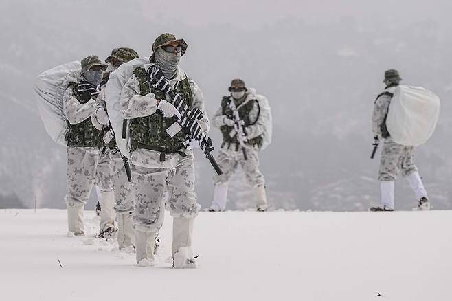 [서울=뉴시스] 해병대 특수수색여단은 지난 2일부터 2월 26일까지 강원 평창군 황병산 일대에서 2026년 동계 설한지 훈련을 한다. 사진은 지난 15일 해병대 특수수색여단 장병들이 팀 단위 대형을 유지한 채 설상 기동 및 은밀 침투 훈련을 실시하고 있다. (사진=해병대사령부 제공) 2026.01.16. photo@newsis.com *재판매 및 DB 금지