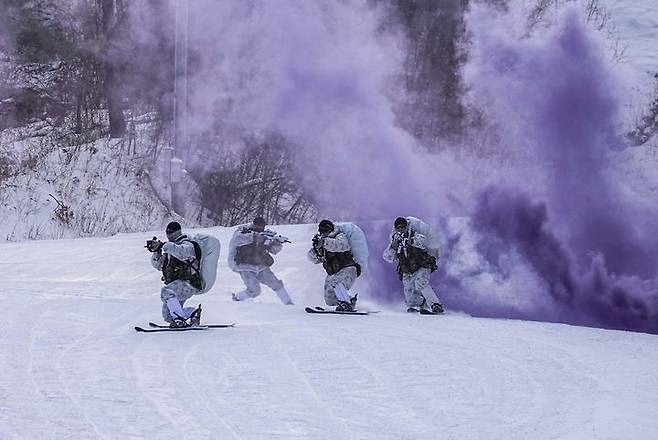 [서울=뉴시스] 해병대 특수수색여단은 지난 2일부터 2월 26일까지 강원 평창군 황병산 일대에서 2026년 동계 설한지 훈련을 한다. 사진은 지난 14일 해병대 특수수색여단 장병들이 팀단위 대형을 유지한 채 텔레마크 스키로 설상 기동을 실시하고 있다. (사진=해병대사령부 제공) 2026.01.16. photo@newsis.com *재판매 및 DB 금지