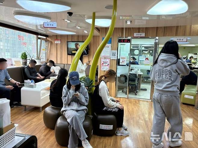 [서울=뉴시스] 김다빈 인턴기자 = 평일 오전임에도 헌혈자들로 북적이는 서울 마포구 홍대 헌혈의집 내부. 헌혈자들이 차례를 기다리며 대기하고 있다. 2026.01.16. photo@newsis.com