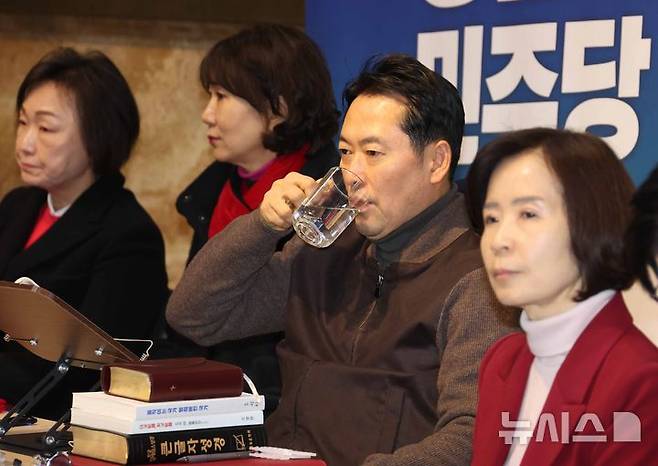 [서울=뉴시스] 조성봉 기자 = 장동혁 국민의힘 대표가 16일 오후 서울 여의도 국회 로텐더홀에서 '민주당의 공천 뇌물·통일교 게이트 특검 수용'을 촉구하는 단식농성 중 물을 마시고 있다. 2026.01.16. suncho21@newsis.com