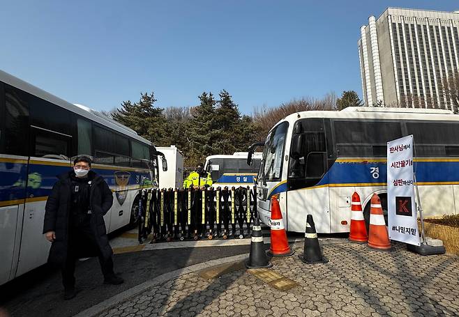1월 16일 법조타운 법원 서쪽 출입구 앞을 경찰이 차벽과 펜스로 차단하고 출입을 통제하고 있다.