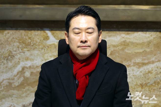 국민의힘 장동혁 대표가 15일 서울 여의도 국회 로텐더홀에서 더불어민주당의 통일교 및 공천뇌물 특검 수용을 촉구하며 단식을 하고 있다. 윤창원 기자