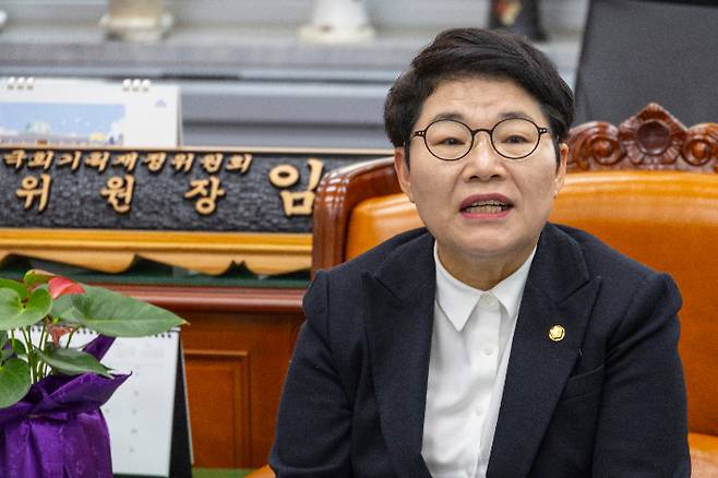 국회 재정경제기획위원장인 국민의힘 임이자 의원이 16일 국회 재경위원장실에서 이혜훈 기획예산처 후보자 청문회와 관련한 입장을 밝히고 있다. 연합뉴스