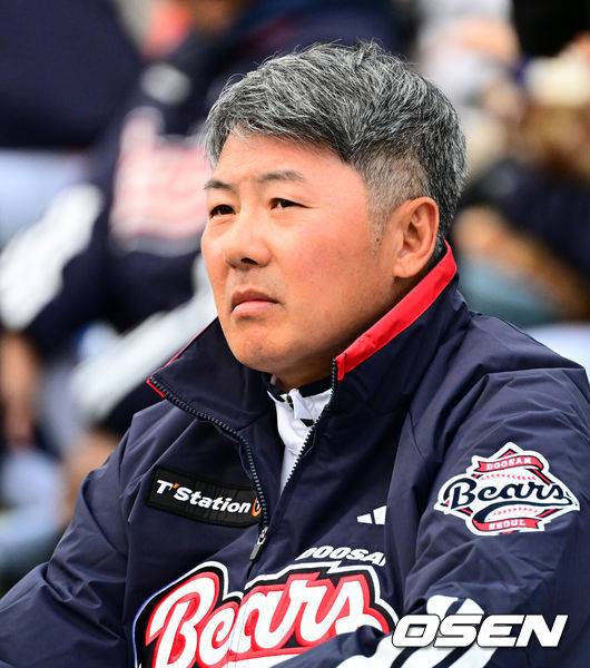 [OSEN=잠실, 지형준 기자] 프로야구 두산 베어스가 23일 오후 서울 잠실야구장에서 ‘2025 곰들의 모임’을 개최했다.곰들의 모임은 한 시즌 동안 변함없는 응원을 보내준 최강 10번타자 팬들에게 감사의 마음을 전하기 위해 마련된 팬 페스티벌이다.두산 김원형 감독이 행사를 지켜보고 있다. 2025.11.23 /jpnews@osen.co.kr